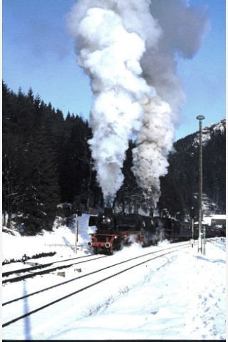 Hier die Mehrzwecklokomotive 41 018 auf der Lastprobefahrt im Bahnhof Oberhof. Nach einer Hauptuntersuchung machen alle Maschinen eine solche Probefahrt, um zu sehen, ob die Maschine optimal eingestellt ist. Danach erfolgt die Abnahme.