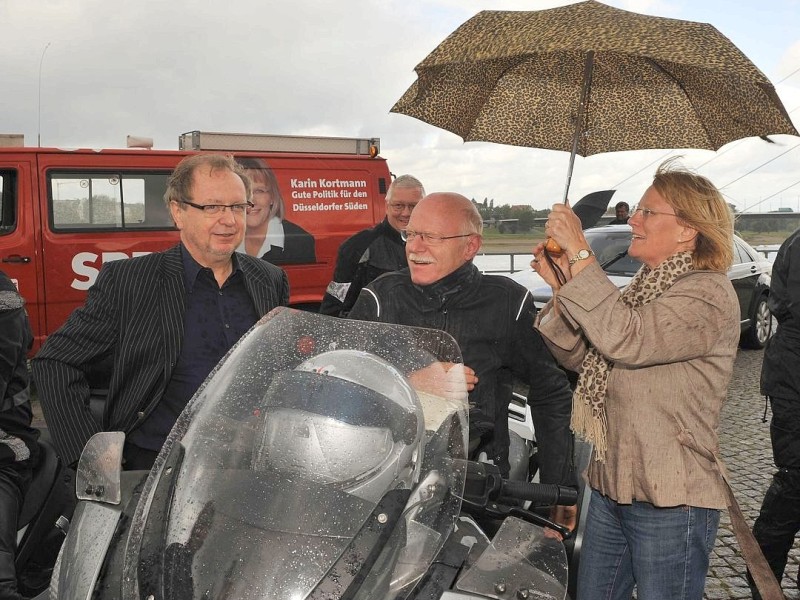 ...Auch im Bundestagswahlkampf 2009 mischte Struck mit Maschine mit, etwa auf einer SPD-Wahlveranstaltung auf dem Düsseldorfer Burgplatz...