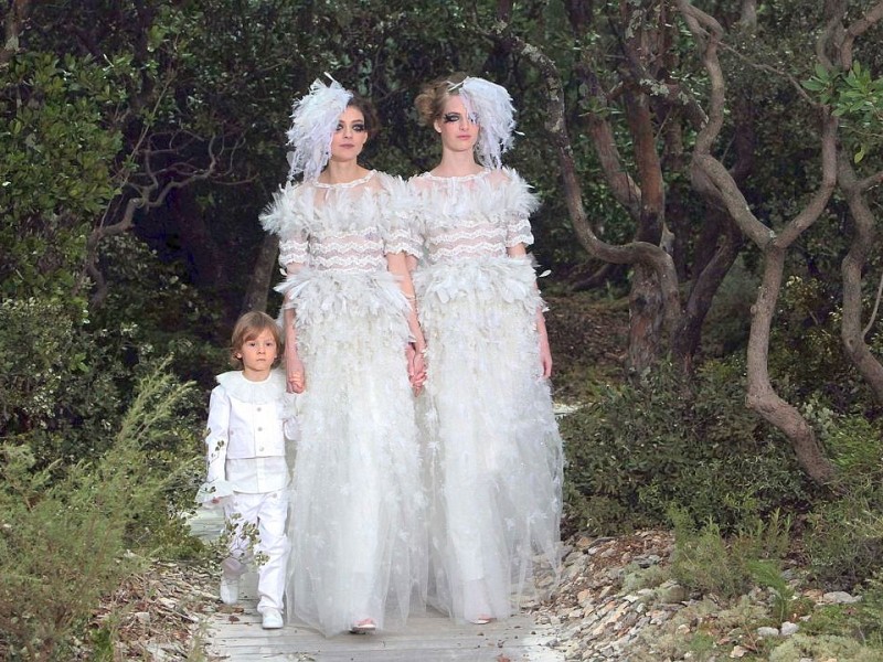 Die Modenschau von Chanel Star-Designer Karl Lagerfeld. In Paris präsentieren bekannte Designer die neuste Mode für das Frühjahr und den Sommer 2013.