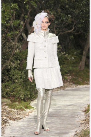 Die Modenschau von Chanel Star-Designer Karl Lagerfeld. In Paris präsentieren bekannte Designer die neuste Mode für das Frühjahr und den Sommer 2013.