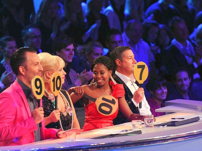 Wer 2013 in der Jury sitzen wird, hat RTL noch nicht bekanntgegeben. Die Juroren in 2012 waren (v.l.) Roman Frieling, Maite Kelly, Motsi Mabuse und Joachim Llambi.