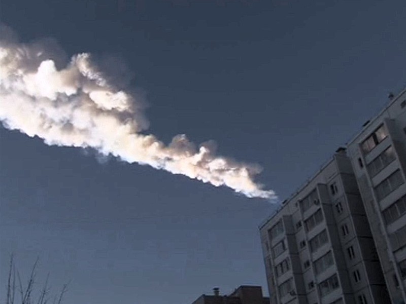 Nach dem Meteoriten-Absturz im russischen Gebiet Tscheljabinsk berichten Augenzeugen von Lichtblitzen, Explosionen und Rauchwolken am Himmel. Die meisten Menschen seien von Scherben zersplitterter Scheiben getroffen worden.