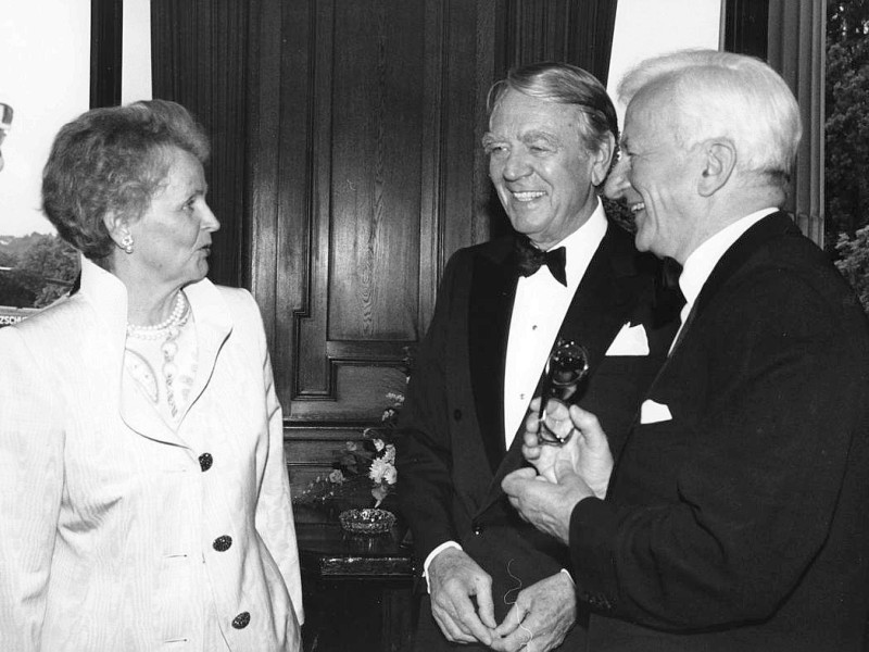 Else und Berthold Beitz im Gespräch mit Richard von Weizsäcker in der Villa Hügel in Essen.