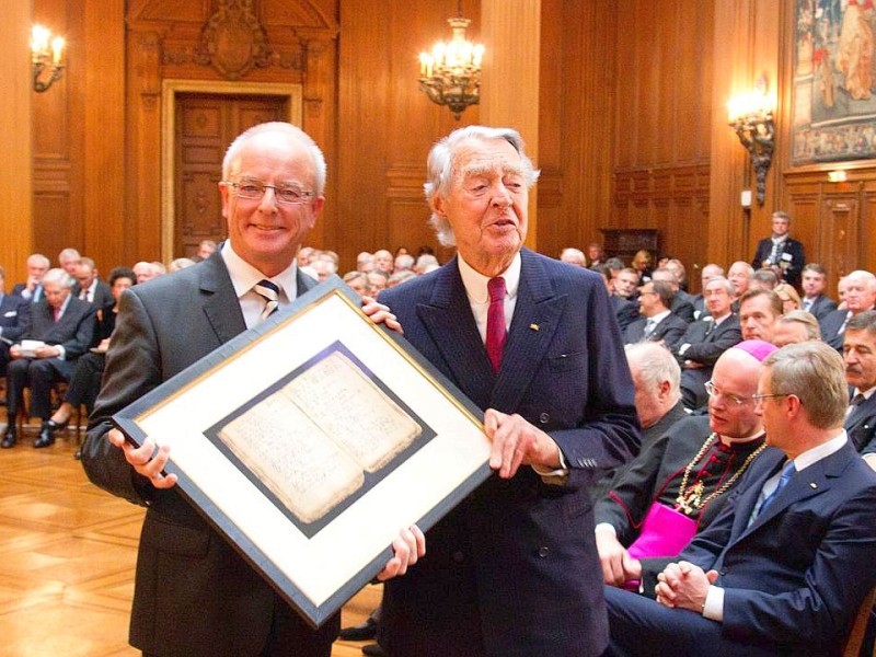 Beitz und der Essener Oberbürgermeister Reinhard Paß (l.) beim Festakt zu 200 Jahre Krupp in der Villa Hügel.