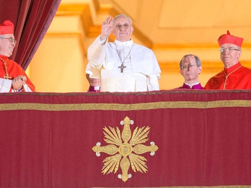 Der Argentinier Jorge Mario Bergoglio ist zum neuen Papst gewählt worden. Der 76 Jahre alte Erzbischof von Buenos Aires trägt nun den Namen  Franziskus.