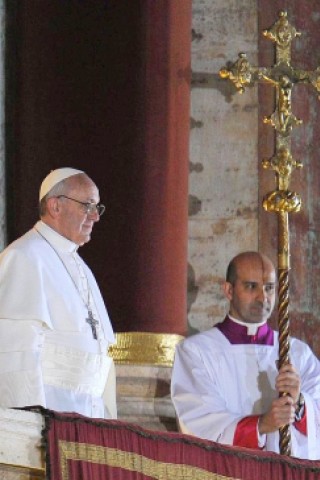 Der Argentinier Jorge Mario Bergoglio ist zum neuen Papst gewählt worden. Der 76 Jahre alte Erzbischof von Buenos Aires trägt nun den Namen  Franziskus.