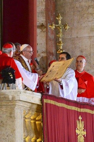 Der Argentinier Jorge Mario Bergoglio ist zum neuen Papst gewählt worden. Der 76 Jahre alte Erzbischof von Buenos Aires trägt nun den Namen  Franziskus.