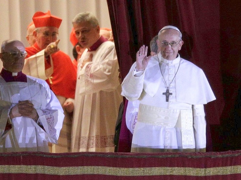 Der Argentinier Jorge Mario Bergoglio ist zum neuen Papst gewählt worden. Der 76 Jahre alte Erzbischof von Buenos Aires trägt nun den Namen  Franziskus.