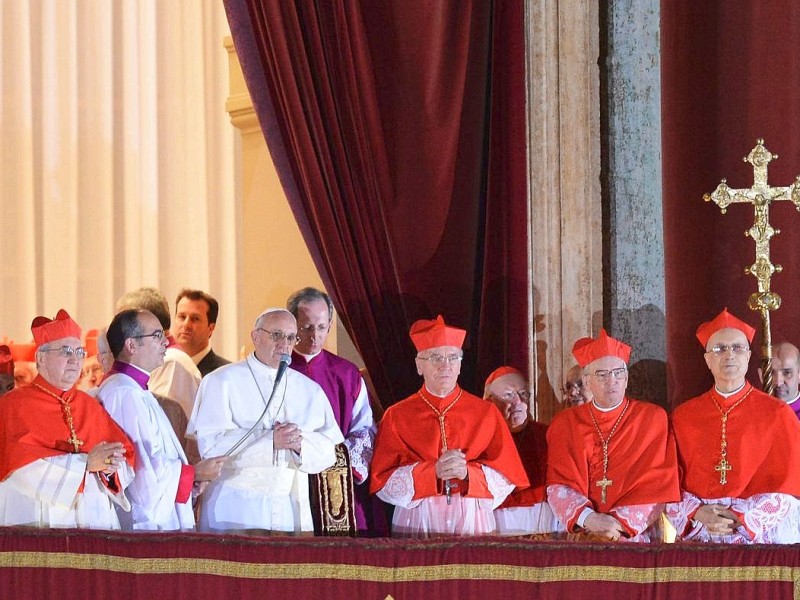 Der Argentinier Jorge Mario Bergoglio ist zum neuen Papst gewählt worden. Der 76 Jahre alte Erzbischof von Buenos Aires trägt nun den Namen  Franziskus.