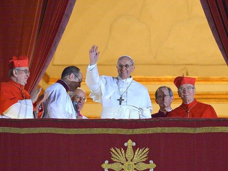 Der Argentinier Jorge Mario Bergoglio ist zum neuen Papst gewählt worden. Der 76 Jahre alte Erzbischof von Buenos Aires trägt nun den Namen  Franziskus.