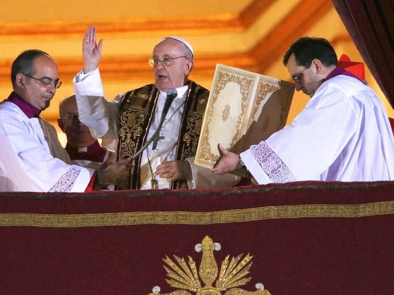 Der Argentinier Jorge Mario Bergoglio ist zum neuen Papst gewählt worden. Der 76 Jahre alte Erzbischof von Buenos Aires trägt nun den Namen  Franziskus.