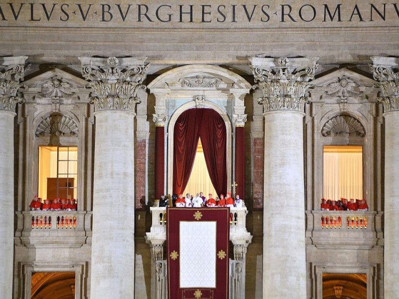 Der Argentinier Jorge Mario Bergoglio ist zum neuen Papst gewählt worden. Der 76 Jahre alte Erzbischof von Buenos Aires trägt nun den Namen  Franziskus.