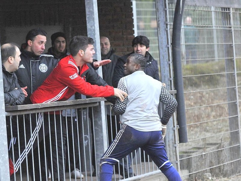 Das Spiel in der Bezirksliga zwischen  Dostlukspor Bottrop und dem SC Hertha Hamborn wurde zwei Minuten vor dem regulären Spielende durch den Schiedsrichter wegen einer Schlägerei zwischen Spielern und Zuschauern abgebrochen.