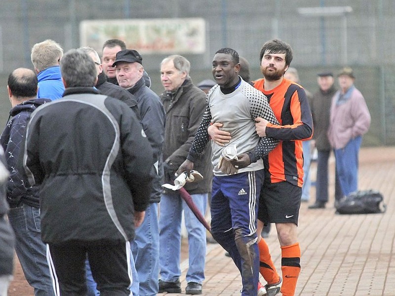 Das Spiel in der Bezirksliga zwischen  Dostlukspor Bottrop und dem SC Hertha Hamborn wurde zwei Minuten vor dem regulären Spielende durch den Schiedsrichter wegen einer Schlägerei zwischen Spielern und Zuschauern abgebrochen.