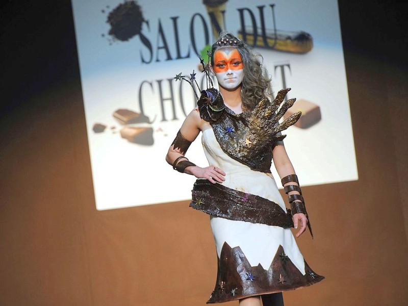 Mode zum Anknabbern wird bei der Schokoladenmesse „Salon du Chocolat“ im französischen Bordeaux präsentiert.