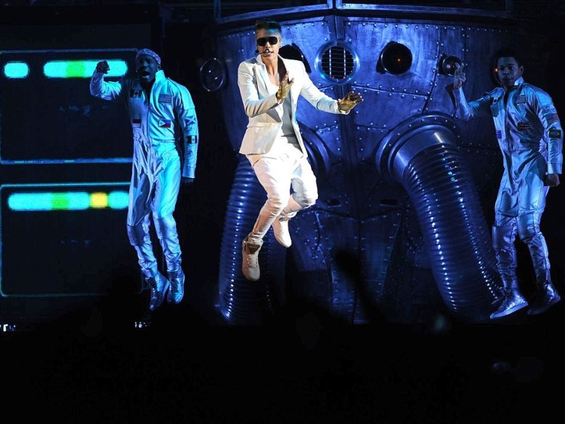Justin Bieber in der Dortmunder Westfalenhalle. Nach mehr als 3 Stunden Verspätung kamm der Teenieschwarm auf die Bühne.Foto:Ralf Rottmann / WAZ FotoPool