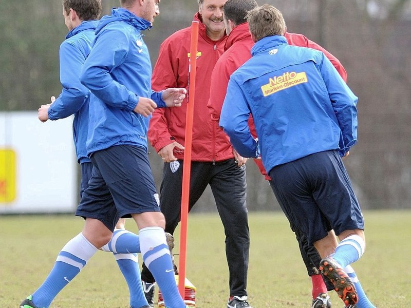 Die Spieler laufen, Neururer hat Spaß.