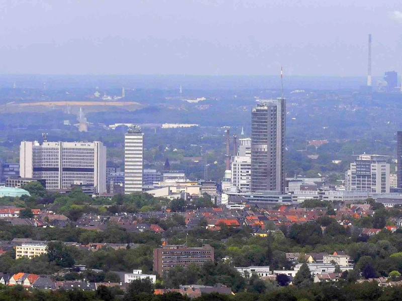 Luftschiffflug über den Mülheimer und Essener Süden .  Essener Skyline. Foto: Roy Glisson / WazFotoPool 01.06.2011