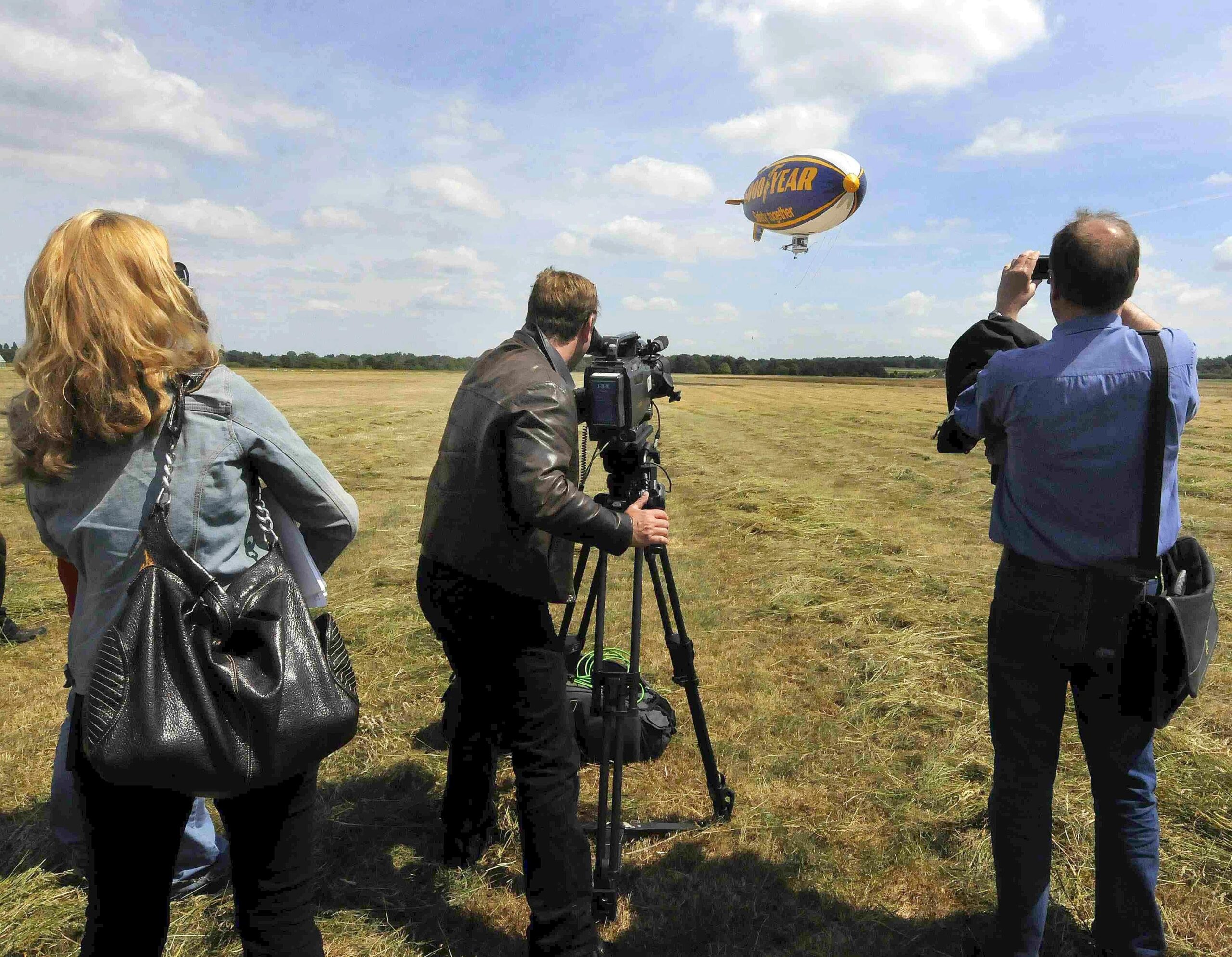 Luftschiffflug über den Mülheimer und Essener Süden Foto: Roy Glisson / WazFotoPool 01.06.2011