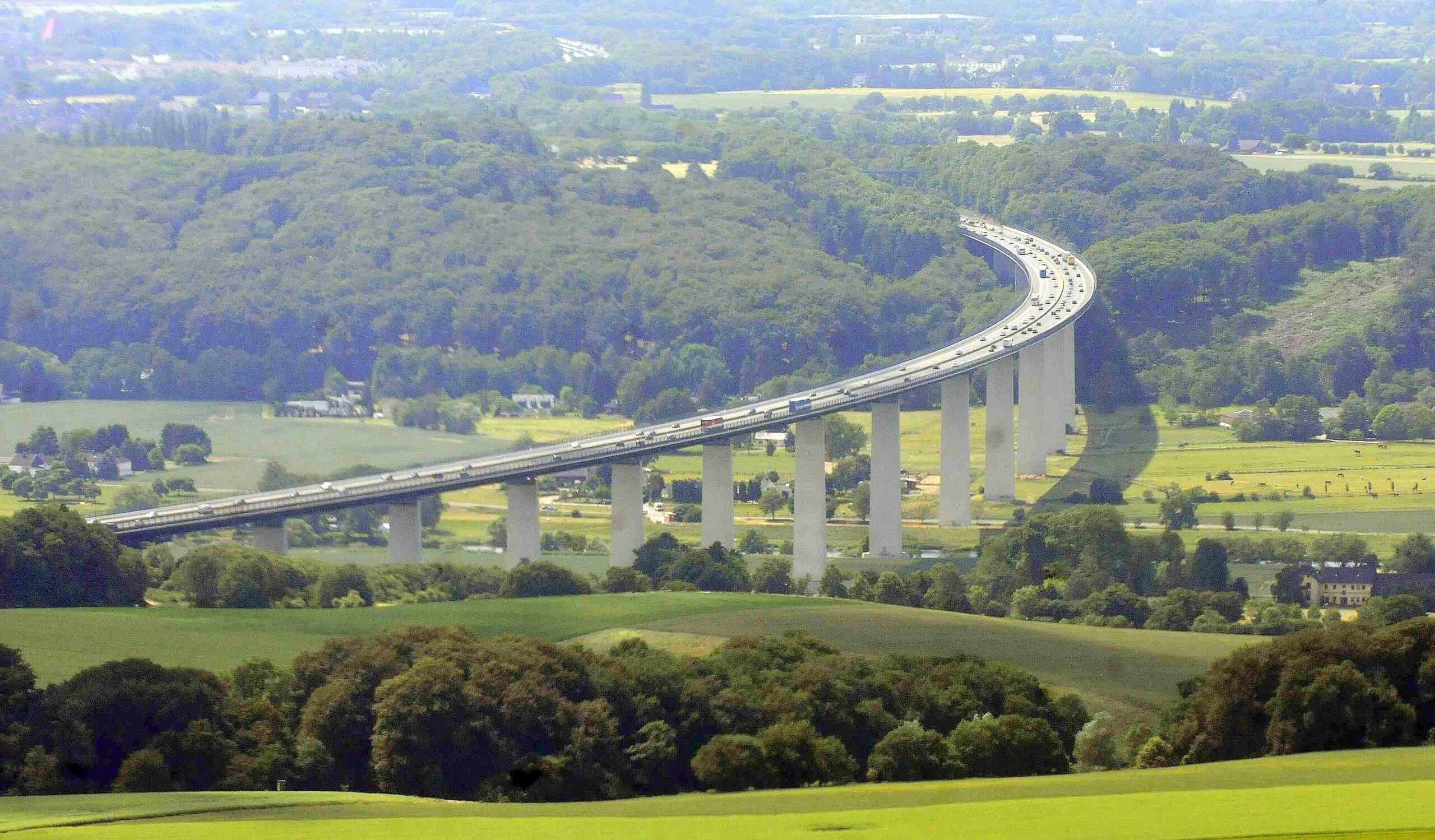 Luftschiffflug über den Mülheimer und Essener Süden. Deutschlands höchste Autobahnbrücke die A 52 Zwischen Essen Kettwig und Mülheim über das Ruhrtal. Foto: Roy Glisson / WazFotoPool 01.06.2011