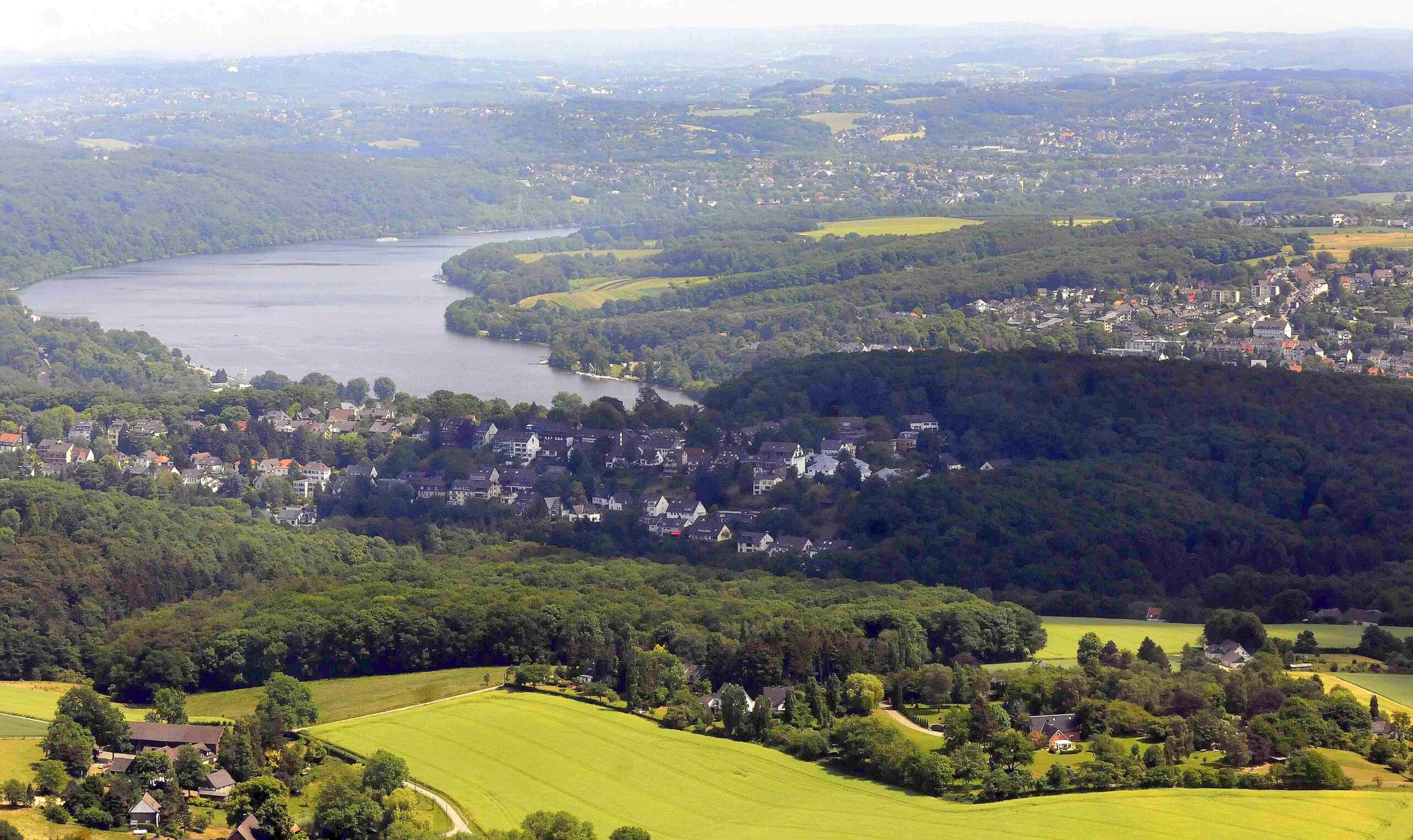 Luftschiffflug über den Mülheimer und Essener Süden. Baldeneysee. Foto: Roy Glisson / WazFotoPool 01.06.2011