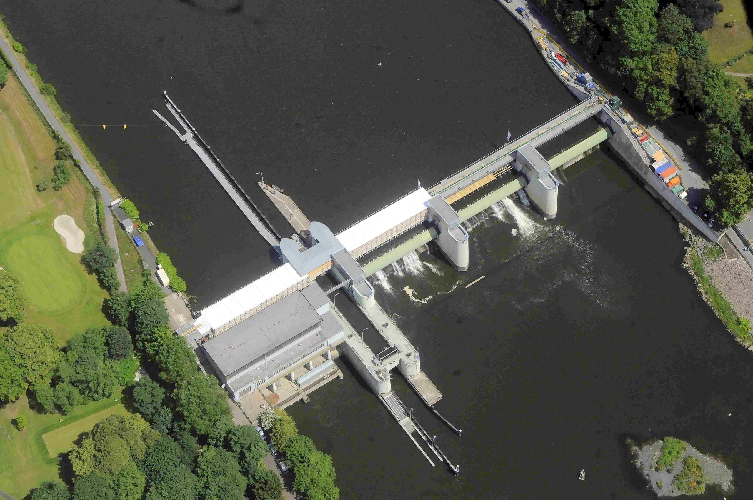 Luftschiffflug über den Mülheimer und Essener Süden. Das Stauwehr in Essen-Werden. Foto: Roy Glisson / WazFotoPool 01.06.2011