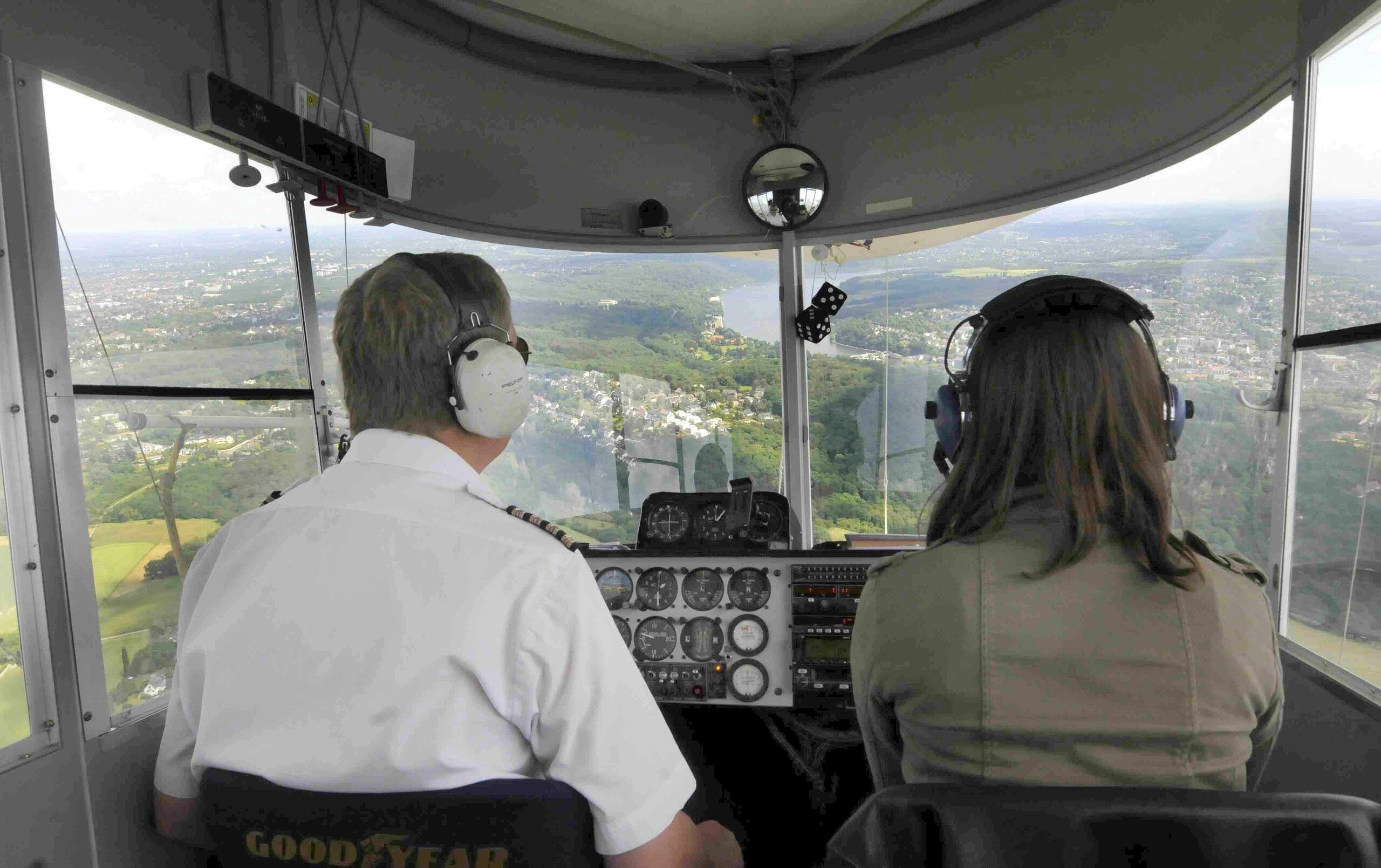 Luftschiffflug über den Mülheimer und Essener Süden Foto: Roy Glisson / WazFotoPool 01.06.2011