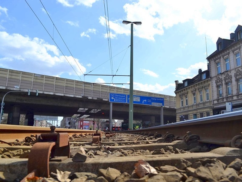 Mit der Bahn der Linie 901 geht es weiter unter der Autobahn 42 entlang, vorbei ... 