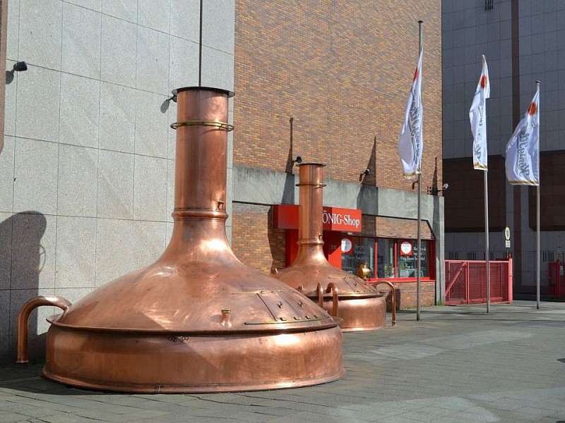 Die Brauerei in Beeck ist eine Tochter der Bitburger Braugruppe. Gebraut wird in Duisburg nicht nur das König-Pilsener, sondern auch Radler und Alkoholfrei.