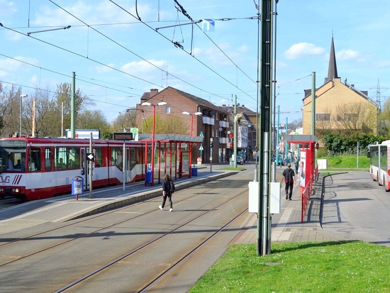 Wer von der Bahn die Nase voll hat, kann von hier mit der Buslinie 906 zum Landschaftspark Nord fahren.