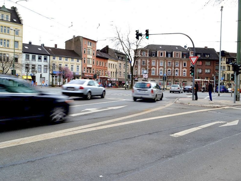 Kurz nach Ruhrort Bahnhof wartet bereits die nächste Haltestelle: Friedrichsplatz.