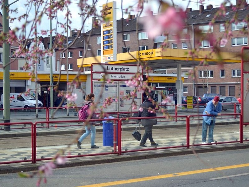 ...nächsten Haltestelle am Lutherplatz an der Mülheimer Straße.