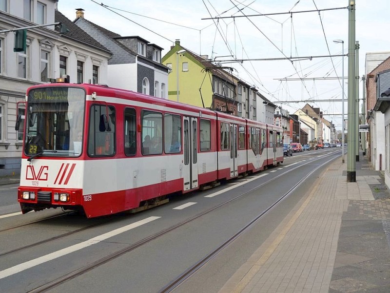 Die Fahrt führt weiter durch den Stadtteil Speldorf, der rund 17.000 Einwohner zählt.