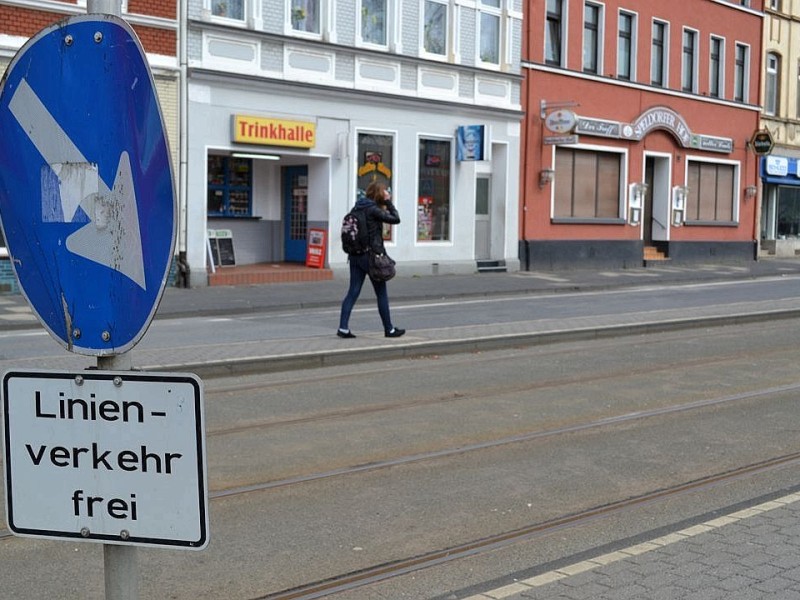 Das Straßenbild ist von Wohnungen und kleinen Läden geprägt.