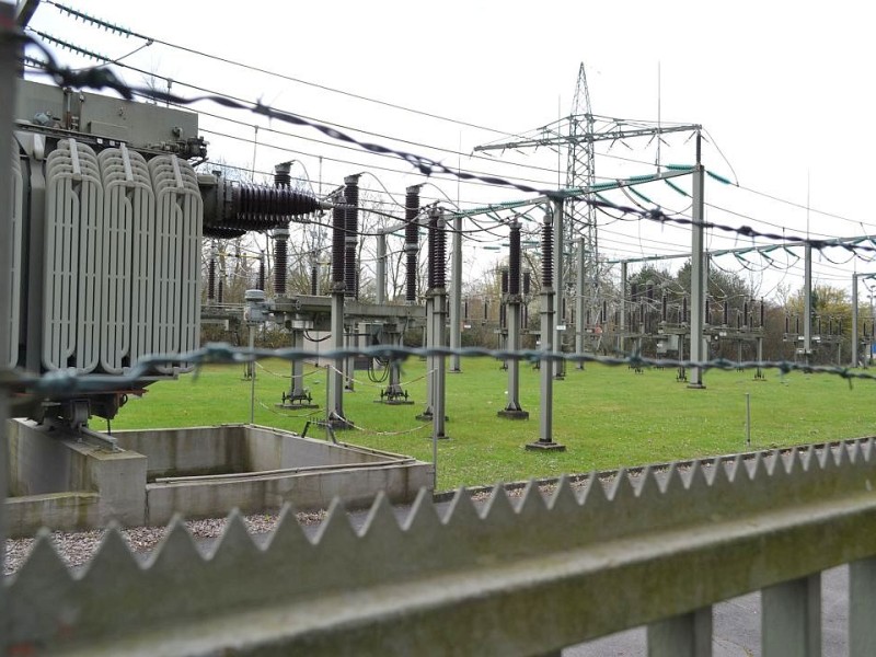 Angrenzend an die Haltestelle liegt eine Station des Stromanbieters RWE, außerdem ...