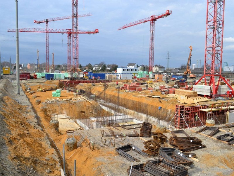 Gebaut wird der Campus Mülheim Ruhr der Hochschule Ruhr West. Die Kosten des Bauvorhabens belaufen sich auf rund 140 Millionen Euro.