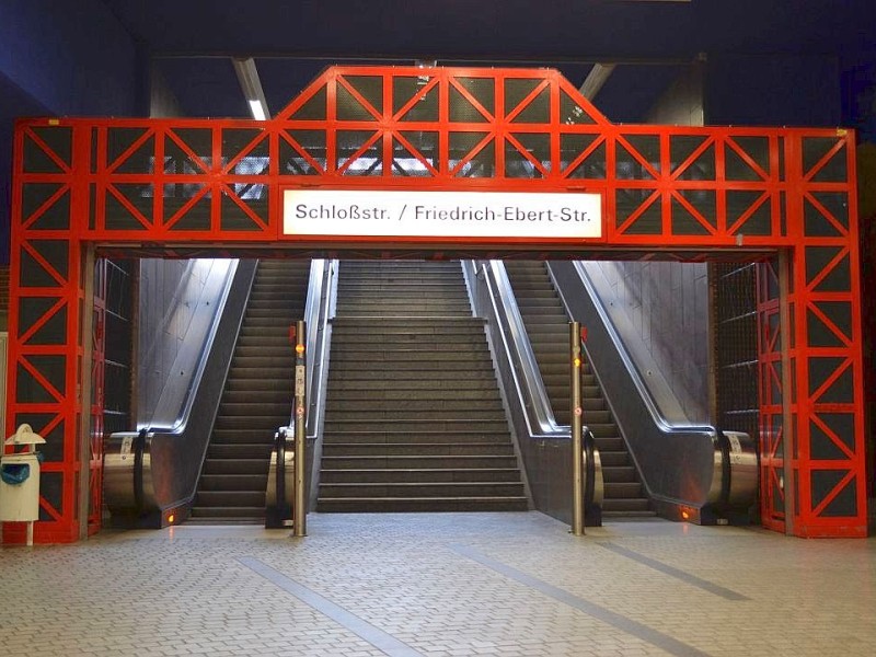 Wer die schön gestaltete U-Bahn-Haltestelle verlässt, ...