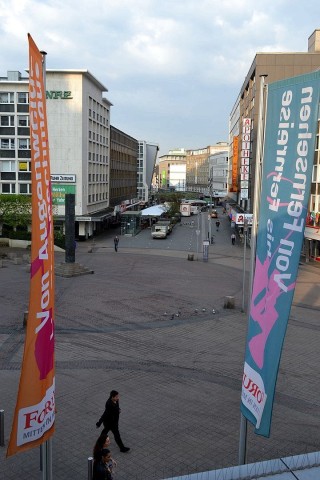 ... führt  auf den Kurt-Schumacher-Platz.