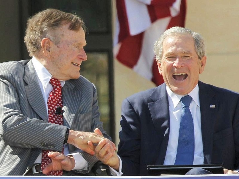 Prominente Politiker-Familie: Beide waren Präsident der USA, George H.W. Bush (l.) war der 41., seinen Sohn George W. Bush war der 43. Präsident der United States of America.