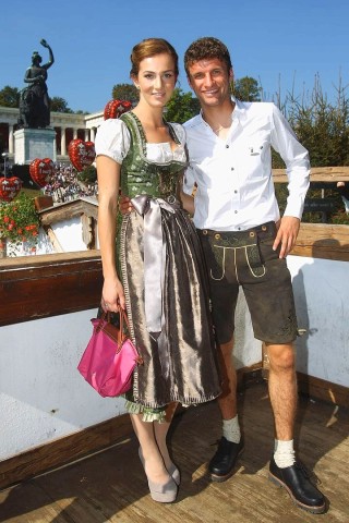 Der WM-Torschützenkönig von 2010: FC Bayern Spieler Thomas mit seiner Frau Lisa Müller.