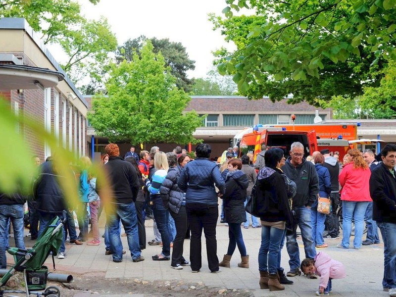 Großeinsatz für Rettungskräfte und Polizei am Freitag an der Albert-Schweitzer-Grundschule in Dorsten-Hervest: Beim Versprühen eines Bakteriums gegen den Waldschädling Eichenprozessionsspinner vom Hubschrauber aus, rieselte der Sprühnebel auch über dem Schulhof der Grundschule nieder. 15 Kinder mussten ins Krankenhaus. Während der Aktion wurden die wartenden und besorgten Eltern von Schule und Rettungskräften informiert.