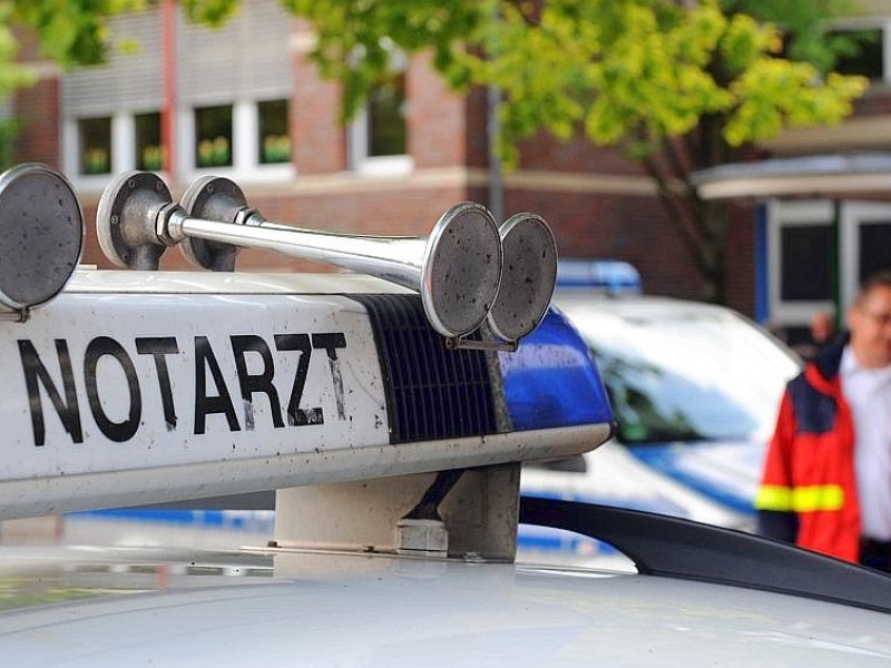 Großeinsatz für Rettungskräfte und Polizei am Freitag an der Albert-Schweitzer-Grundschule in Dorsten-Hervest: Beim Versprühen eines Bakteriums gegen den Waldschädling Eichenprozessionsspinner vom Hubschrauber aus, rieselte der Sprühnebel auch über dem Schulhof der Grundschule nieder. 15 Kinder mussten ins Krankenhaus. Während der Aktion wurden die wartenden und besorgten Eltern von Schule und Rettungskräften informiert.