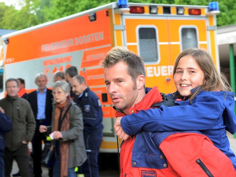 Großeinsatz für Rettungskräfte und Polizei am Freitag an der Albert-Schweitzer-Grundschule in Dorsten-Hervest: Beim Versprühen eines Bakteriums gegen den Waldschädling Eichenprozessionsspinner vom Hubschrauber aus, rieselte der Sprühnebel auch über dem Schulhof der Grundschule nieder. 15 Kinder mussten ins Krankenhaus. Während der Aktion wurden die wartenden und besorgten Eltern von Schule und Rettungskräften informiert.