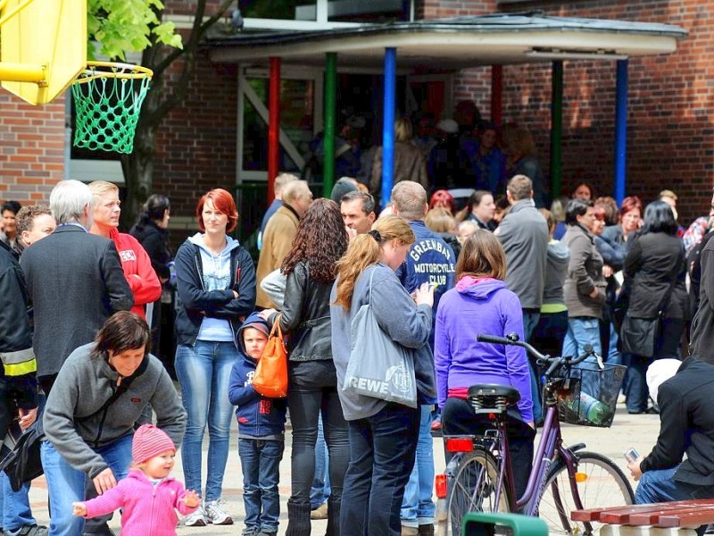 Großeinsatz für Rettungskräfte und Polizei am Freitag an der Albert-Schweitzer-Grundschule in Dorsten-Hervest: Beim Versprühen eines Bakteriums gegen den Waldschädling Eichenprozessionsspinner vom Hubschrauber aus, rieselte der Sprühnebel auch über dem Schulhof der Grundschule nieder. 15 Kinder mussten ins Krankenhaus. Während der Aktion wurden die wartenden und besorgten Eltern von Schule und Rettungskräften informiert.