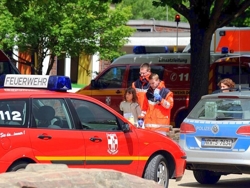 Großeinsatz für Rettungskräfte und Polizei am Freitag an der Albert-Schweitzer-Grundschule in Dorsten-Hervest: Beim Versprühen eines Bakteriums gegen den Waldschädling Eichenprozessionsspinner vom Hubschrauber aus, rieselte der Sprühnebel auch über dem Schulhof der Grundschule nieder. 15 Kinder mussten ins Krankenhaus. Während der Aktion wurden die wartenden und besorgten Eltern von Schule und Rettungskräften informiert.