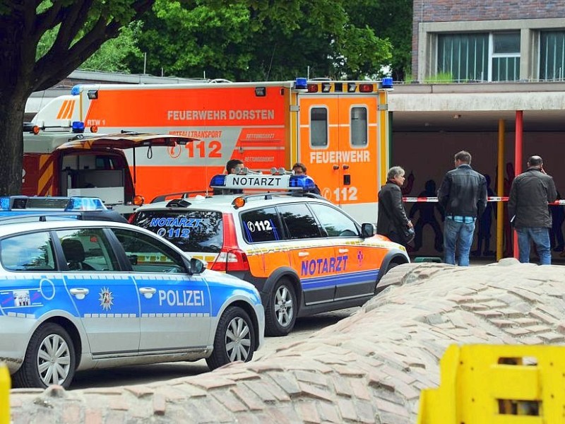 Großeinsatz für Rettungskräfte und Polizei am Freitag an der Albert-Schweitzer-Grundschule in Dorsten-Hervest: Beim Versprühen eines Bakteriums gegen den Waldschädling Eichenprozessionsspinner vom Hubschrauber aus, rieselte der Sprühnebel auch über dem Schulhof der Grundschule nieder. 15 Kinder mussten ins Krankenhaus. Während der Aktion wurden die wartenden und besorgten Eltern von Schule und Rettungskräften informiert.