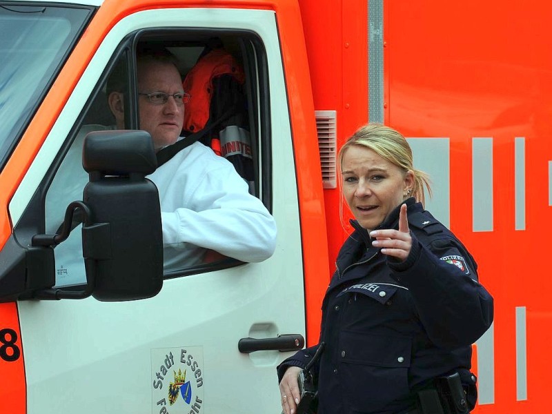 Großeinsatz für Rettungskräfte und Polizei am Freitag an der Albert-Schweitzer-Grundschule in Dorsten-Hervest: Beim Versprühen eines Bakteriums gegen den Waldschädling Eichenprozessionsspinner vom Hubschrauber aus, rieselte der Sprühnebel auch über dem Schulhof der Grundschule nieder. 15 Kinder mussten ins Krankenhaus. Während der Aktion wurden die wartenden und besorgten Eltern von Schule und Rettungskräften informiert.