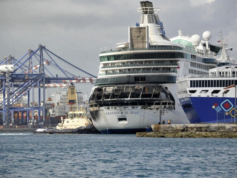 Das Kreuzfahrtschiff Grandeur of the Seas mit mehr als 3000 Menschen an Bord hat in der Karibik Feuer gefangen. Die 2224 Gäste und 796 Crew-Mitglieder seien aber unverletzt geblieben.