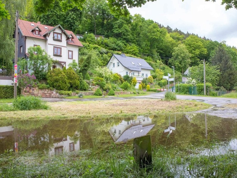 Nach dem Dauerregen drohnt in Bad Salzungen, Thüringen, ein Hang abzurutschen. Die etwa 20 Bewohner der Häuser direkt am Hang wurden in Sicherheit gebracht.