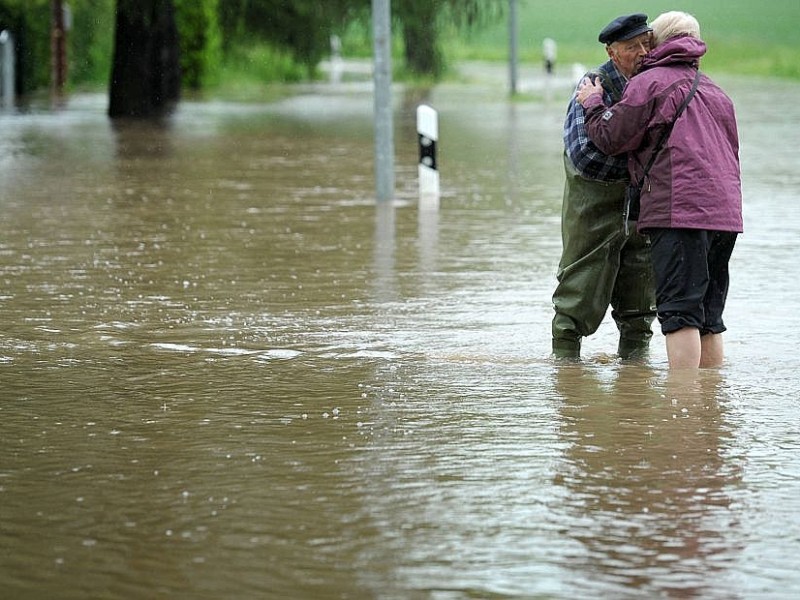 Der Dauerregen hat die Pegel auch in Bischleben weiter ansteigen lassen. In Erfurt-Bischleben ist die Straße an der Zaunwiese in Richtung Möbisburg überflutet und nicht befahrbar.